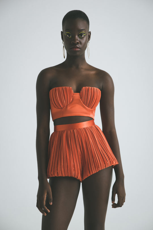 model-in-orange